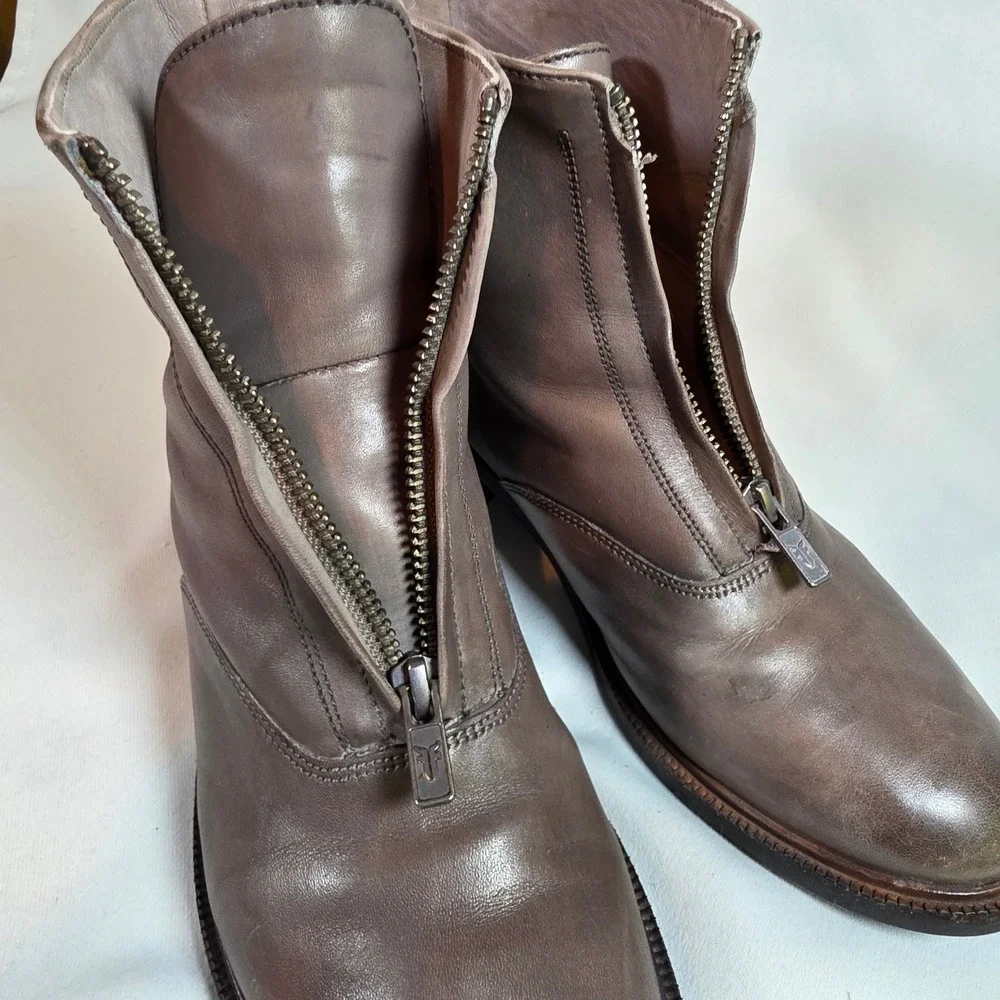 FRYE Kelly Women's 8 Gray Leather Front Zip Ankle Boots Moto Minimalist